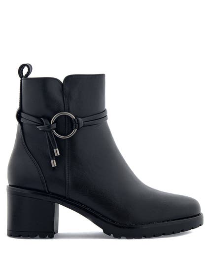 Emelie Strandberg Svart