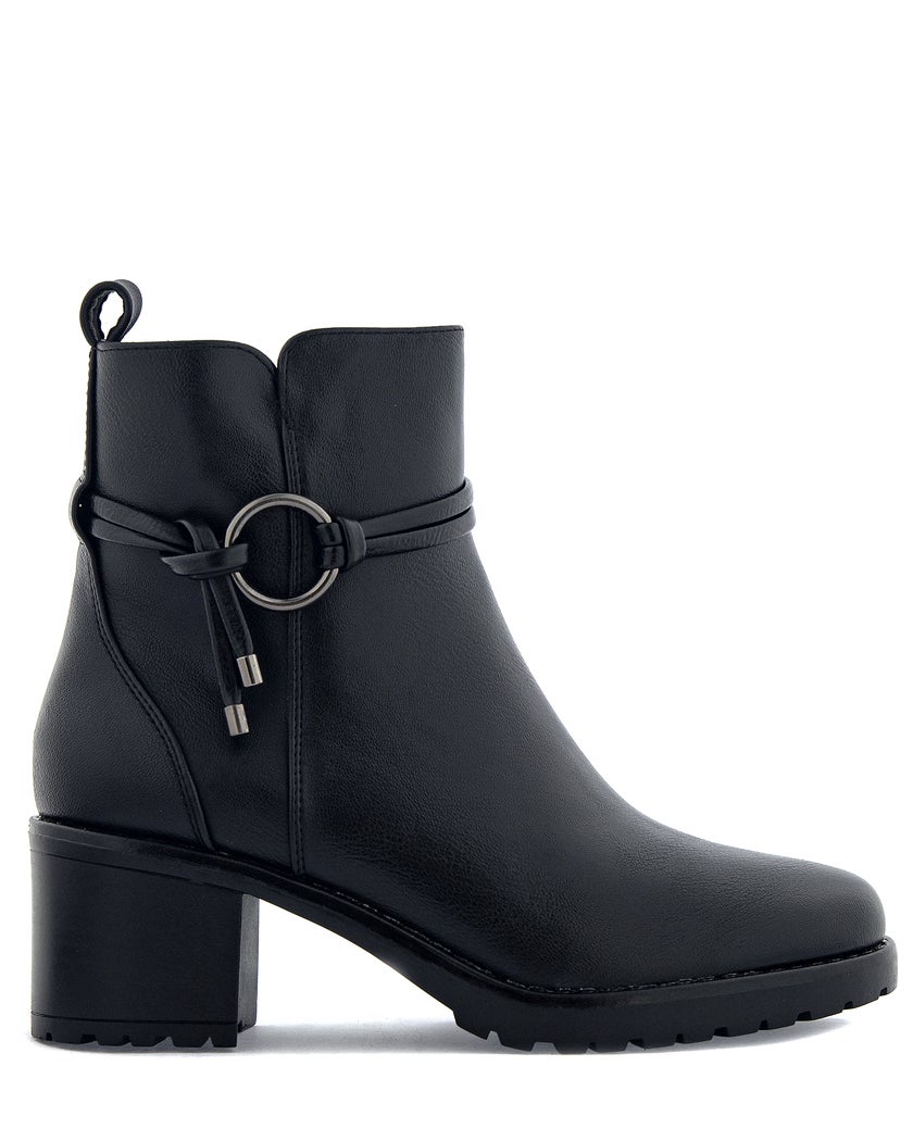 Emelie Strandberg Svart